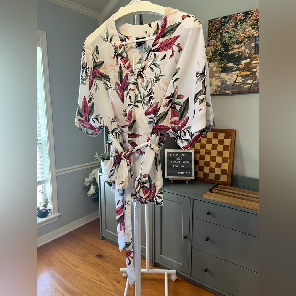 Worthington faux-wrap floral white top - medium